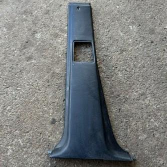 VW Golf 2 b stolpe nederst sort
193867297A01C
