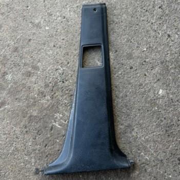 VW Golf 2 B stolpe nederst sort 
193867298A01C