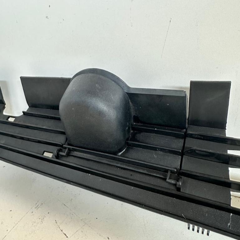 Golf mk2 grill nederst små kofangere
191 853 677