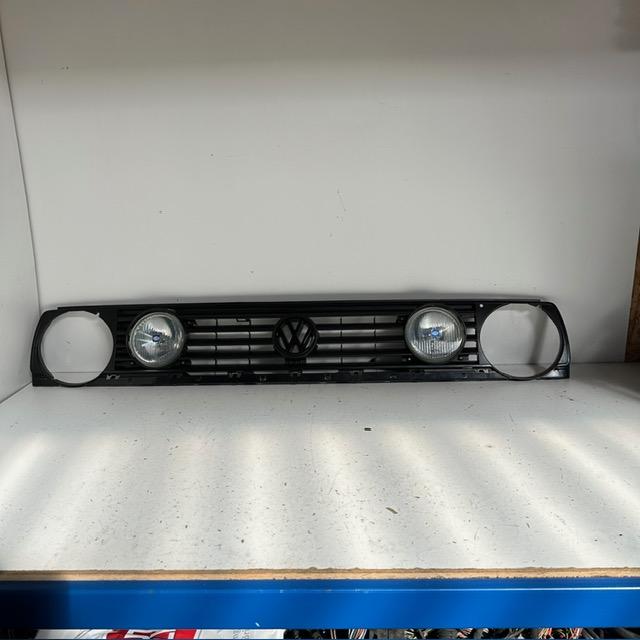 VW Golf 2 FrontGrill Med Fjernlygter
191853653K
